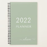 2022 Sage Green Girly Script Monogram Name Planner<br><div class="desc">2022 Groene Monogram van de Sage voegt uw Eigen Manuscript Naam 2022 de Planner van de Gebeurtenis van de Weddenschap van de Kalender toe. Dit maakt de perfecte liefhebbende 16 verjaardag,  bruiloft,  vrijgezellenfeest,  verjaardagsdag,  baby shower of vrijgezellenfeest voor iemand die van luxe glam en stijl houdt.</div>