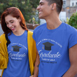 2023 Afstuderen - Aangepaste kleuren hoger Afstude T-shirt<br><div class="desc">Dit coole douane-senior afstuderen t-shirt kenmerkt chic white typografie onder een middelbare school- of universiteitsnaam voor de klas van 2023. Pas aan met jouw naam en jaar onder de mooie kalligrafie die afstuderen voor een geweldig afstuderen keepomwille t-shirt. Shirt cadeau voor senioren.</div>