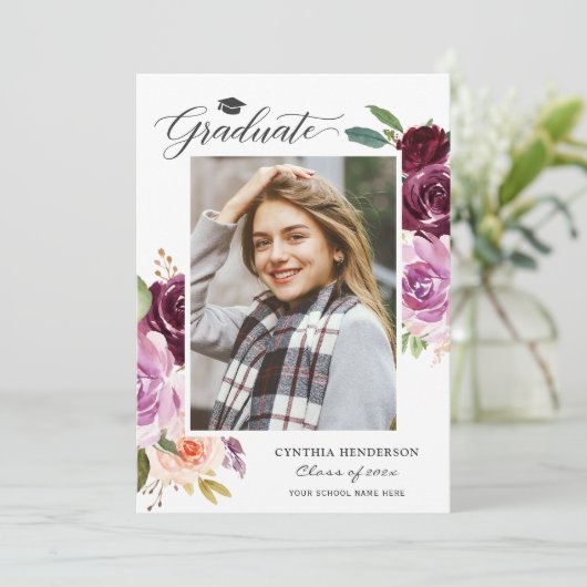 2023 Afstuderen Afstuderen van plum Paars Floral G Aankondiging (Staand voorkant)