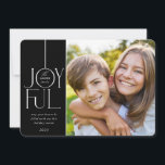 2023 FAMILIE FOTO elegant lettertype modern JOYFUL Feestdagenkaart<br><div class="desc">door kat massard >> WWW.SIMPLYSWEETPAPERIE.COM <<< een elegant kaartontwerp met de prijsopgave "JOYFUL" met een gecombineerd elegant scripttype met serif typografie en een duidelijke kleur op de achterzijde,  zodat u een persoonlijk bericht kunt afgeven. Met trendy bewerkte vierkante foto op de voorkant voor je favoriete foto!</div>