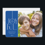 2023 FAMILIE FOTO elegant type modern JOYFUL blauw Feestdagenkaart<br><div class="desc">door kat massard >> WWW.SIMPLYSWEETPAPERIE.COM <<< een elegant kaartontwerp met de prijsopgave "JOYFUL" met een gecombineerd elegant scripttype met serif typografie en een duidelijke kleur op de achterzijde,  zodat u een persoonlijk bericht kunt afgeven. Met trendy bewerkte vierkante foto op de voorkant voor je favoriete foto!</div>