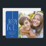 2023 FAMILIE FOTO elegant type modern JOYFUL blauw Feestdagenkaart<br><div class="desc">door kat massard >> WWW.SIMPLYSWEETPAPERIE.COM <<< een elegant kaartontwerp met de prijsopgave "JOYFUL" met een gecombineerd elegant scripttype met serif typografie en een duidelijke kleur op de achterzijde,  zodat u een persoonlijk bericht kunt afgeven. Met trendy bewerkte vierkante foto op de voorkant voor je favoriete foto!</div>