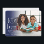 2023 FAMILIE FOTO elegant type moderne marine verv Feestdagenkaart<br><div class="desc">door kat massard >> WWW.SIMPLYSWEETPAPERIE.COM <<< een elegant kaartontwerp met de prijsopgave "JOYFUL" met een gecombineerd elegant scripttype met serif typografie en een duidelijke kleur op de achterzijde,  zodat u een persoonlijk bericht kunt afgeven. Met trendy bewerkte vierkante foto op de voorkant voor je favoriete foto!</div>