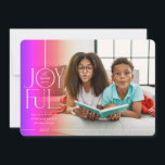 2023 FAMILIE FOTO elegant type moderne regenboog v Feestdagenkaart<br><div class="desc">door kat massard >> WWW.SIMPLYSWEETPAPERIE.COM <<< een elegant kaartontwerp met de prijsopgave "JOYFUL" met een gecombineerd elegant scripttype met serif typografie en een duidelijke kleur op de achterzijde,  zodat u een persoonlijk bericht kunt afgeven. Met trendy bewerkte vierkante foto op de voorkant voor je favoriete foto!</div>