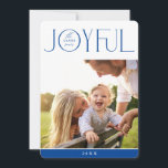 2023 FAMILIE FOTO modern elegant JOYFUL blauw Feestdagenkaart<br><div class="desc">door kat massard >> WWW.SIMPLYSWEETPAPERIE.COM <<< een elegant kaartontwerp met de prijsopgave "JOYFUL" met een gecombineerd elegant scripttype met serif typografie en een duidelijke kleur op de achterzijde,  zodat u een persoonlijk bericht kunt afgeven. Met trendy bewerkte vierkante foto op de voorkant voor je favoriete foto!</div>