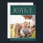 2023 FAMILIE FOTO modern elegant JOYFUL groen Feestdagenkaart<br><div class="desc">door kat massard >> WWW.SIMPLYSWEETPAPERIE.COM <<< een elegant kaartontwerp met de prijsopgave "JOYFUL" met een gecombineerd elegant scripttype met serif typografie en een duidelijke kleur op de achterzijde,  zodat u een persoonlijk bericht kunt afgeven. Met trendy bewerkte vierkante foto op de voorkant voor je favoriete foto!</div>