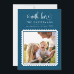 2023 FAMILIE FOTO schattig elegant scallop blauw w Feestdagenkaart<br><div class="desc">door kat massard >>> WWW.SIMPLYSWEETPAPERIE.COM << Een schattig kaartontwerp met "met liefde" bovenaan, dan je namen en boodschap, en effen kleur aan de achterkant, waardoor je de mogelijkheid hebt om een persoonlijke boodschap met de hand te schrijven. Met scallop ingelijste vierkante gevormde foto op de voorkant voor uw favoriete foto!...</div>