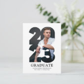 2023 Moderne Typografie Trendy Foto Afstuderen Aankondigingskaart (Staand voorkant)