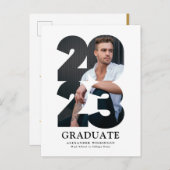 2023 Moderne Typografie Trendy Foto Afstuderen Uitnodiging Briefkaart (Voorkant / Achterkant)