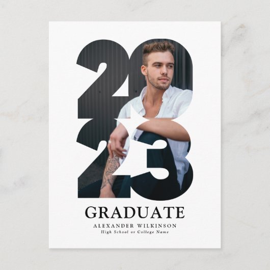 2023 Moderne Typografie Trendy Foto Afstuderen Uitnodiging Briefkaart (Voorkant)