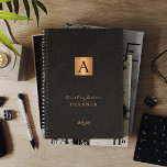 2023 Monogrammed elegant goud modern Planner<br><div class="desc">Glastige, geüpgraded zakelijke kantoor of persoonlijke planner met een faux gouden metalen vierkant boven een stijlvolle zwarte achtergrond van zwart kunstleder. Geschikt voor thuisgebruik, kleine bedrijven, professionele of onafhankelijke professionals, school, persoonlijke branding, portefeuilles of stylists, managers, docenten, studenten. Het kan een geschenk zijn voor een verjaardag, afstuderen, Kerstmis of een...</div>