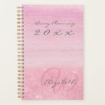 2023 Planner Pink Ombre Shimmer met monogram<br><div class="desc">Monogrammed gegolfde Planner in roze ombre shimmer. De titel, het jaar, de jouw naam en uw initiaal zijn allen volledig editable en in willekeurig elegante manuscripttypografie, in grijs en roze letterlijk geletterd. De steekproeftitel leest "Bezige Planning 20xx"die u kunt uitgeven aangezien u wenst. Het ontwerp is opgesteld tegen een achtergrond...</div>