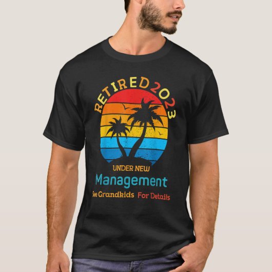 2023 Retired Under New Management See Grandkids    T-shirt (Voorkant)