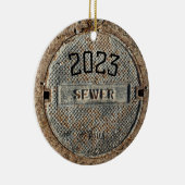 2023 Sewer Manhole Hoesje Officieel Keramisch Ornament (Rechts)