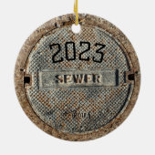 2023 Sewer Manhole Hoesje Officieel Keramisch Ornament (Achterkant)