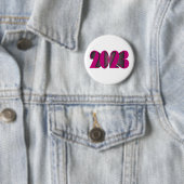 2023 VIVA MAGENTA RONDE BUTTON 5,7 CM (In situ)