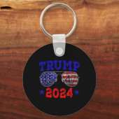 2024 45 47 Amerikaanse vlag Sungles Trump 2024 Sleutelhanger (Voorkant)