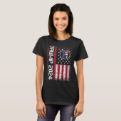 2024 45 47 Stand met Amerikaanse vlag Mannen Vrouw T-shirt (Voorkant volledig)