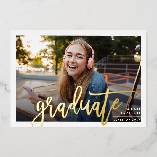 2024 AFSTUDEERDER FOTO modern eenvoudig script gou Folie Uitnodiging (Voorkant)