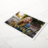 2024 AFSTUDEERDER FOTO modern eenvoudig script gou Folie Uitnodiging (Gedraaid)