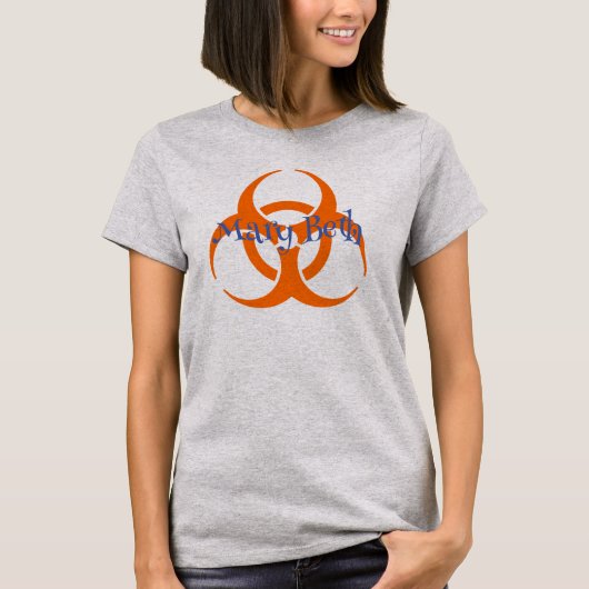 2024 Bio Hazard Symbool met Mary Beth T-shirt (Voorkant)