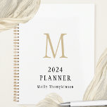 2024 Eenvoudig Monogram Initiaal Naam Witte Planne Planner<br><div class="desc">2024 Eenvoudig Monogram Initiaal Naam Wit. Houd jezelf op de rails voor het komende jaar met dit minimalistische ontwerp met je initiaal in goud op een witte achtergrond. Personaliseer met het jaar en de jouw naam. Een coördinerend goud is op de achterkant.</div>