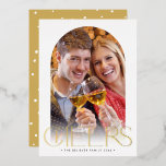 2024 FAMILIE FOTO minimale boog CHEERS goud Folie Feestdagenkaart<br><div class="desc">door kat massard >> WWW.SIMPLYSWEETPAPERIE.COM <<<< An on trend card design met de prijsopgave "CHEERS" in glanzende folie,  met een gecombineerde boogvormgeving voor uw favoriete foto. Neem contact met mij op als u hulp nodig hebt om uw foto perfect te laten passen - kat@simplysweetpaperie.com</div>