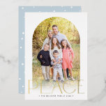 2024 FAMILIE FOTO minimale boog PEACE goud Folie Feestdagenkaart<br><div class="desc">door kat massard >> WWW.SIMPLYSWEETPAPERIE.COM <<<< An on trend card design met de quote "PEACE" in glanzende folie,  met een gecombineerde boogvormgeving voor uw favoriete foto. Neem contact met mij op als u hulp nodig hebt om uw foto perfect te laten passen - kat@simplysweetpaperie.com</div>