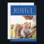 2024 FAMILIE FOTO modern elegant JOYFUL blauw Feestdagenkaart<br><div class="desc">door kat massard >> WWW.SIMPLYSWEETPAPERIE.COM <<< een elegant kaartontwerp met de prijsopgave "JOYFUL" met een gecombineerd elegant scripttype met serif typografie en een duidelijke kleur op de achterzijde,  zodat u een persoonlijk bericht kunt afgeven. Met trendy bewerkte vierkante foto op de voorkant voor je favoriete foto!</div>