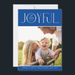 2024 FAMILIE FOTO modern elegant JOYFUL blauw Feestdagenkaart<br><div class="desc">door kat massard >> WWW.SIMPLYSWEETPAPERIE.COM <<< een elegant kaartontwerp met de prijsopgave "JOYFUL" met een gecombineerd elegant scripttype met serif typografie en een duidelijke kleur op de achterzijde,  zodat u een persoonlijk bericht kunt afgeven. Met trendy bewerkte vierkante foto op de voorkant voor je favoriete foto!</div>