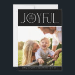 2024 FAMILIE FOTO modern elegant JOYFUL zwart Feestdagenkaart<br><div class="desc">door kat massard >> WWW.SIMPLYSWEETPAPERIE.COM <<< een elegant kaartontwerp met de prijsopgave "JOYFUL" met een gecombineerd elegant scripttype met serif typografie en een duidelijke kleur op de achterzijde,  zodat u een persoonlijk bericht kunt afgeven. Met trendy bewerkte vierkante foto op de voorkant voor je favoriete foto!</div>