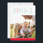 2024 FAMILIE FOTO moderne elegante JOYFUL mint roo Feestdagenkaart<br><div class="desc">door kat massard >> WWW.SIMPLYSWEETPAPERIE.COM <<< een elegant kaartontwerp met de prijsopgave "JOYFUL" met een gecombineerd elegant scripttype met serif typografie en een duidelijke kleur op de achterzijde,  zodat u een persoonlijk bericht kunt afgeven. Met trendy bewerkte vierkante foto op de voorkant voor je favoriete foto!</div>