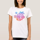 2024 Familiereis met strand, zonnebril en zeilboot T-shirt (Voorkant)