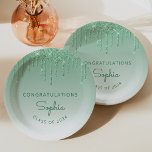 2024 Gepersonaliseerd groen Glitter Drip Afstudere Papieren Bordje<br><div class="desc">Deze chique,  elegante afstudeerpartijdocument borden kenmerken een fonkelende groene faux glitter druppelrand en ombre achtergrond. Personaliseer ze met de naam van de afgestudeerde in groen handschrift,  met het woord "Gefeliciteerd" hierboven en het lesjaar eronder in sans serif lettertype. Ideaal voor middelbare school of hogeschool afstuderen.</div>