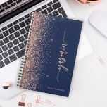 2024 Gepersonaliseerde Navy Blue Roos Gouden Glitt Planner<br><div class="desc">Geef dit elegante moderne ontwerp een persoonlijk tintje met jouw naam in een verticaal roos roze handschrift op een blauw marineschakel met een gouden faux glitter rand van het roos. Voeg het jaar in sans serif doopvont toe. (Om de swashes aan het begin en het eind van de naam te...</div>