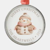 2024 Gepersonaliseerde Roze Sneeuwman Vrolijk Kers Metalen Ornament (Voorkant)