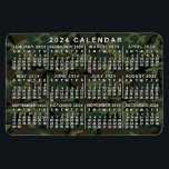 2024 Jaar Maandelijkse Kalender Camouflage Camo Gr Magneet<br><div class="desc">Deze 2024 jaar maandelijkse kalender flexibele magneet shows de dagen van de week voor elke maand in wit. Achter de cijfers heeft het ontwerp een camouflagepatroon in de tinten groen en bruin. Dit is een eenvoudige jaarlijkse kalender om u te helpen het nieuwe jaar te veroveren. Weet altijd welke datum...</div>