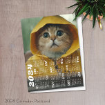 2024 Kalender met schattige kat gekleed in geel Briefkaart<br><div class="desc">Een moderne en basic kalender 2024 met een leuke kattenfoto.</div>