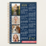 2024 Kalender Navy Coral Gold Fotocollage Klein Planner<br><div class="desc">Vier 2024 met deze elegante familiefoto collage kalender kleine planner. Aan de binnenkant hebben deze planners pagina's voor u om uw weken en maanden te organiseren. Met de toevoeging van de prachtige jaarlijkse kalender cover, kunt u het hele jaar in een oogopslag zien - plus genieten van 12 van uw...</div>
