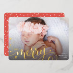 2024 MERRY PHOTO familie plezier kalligrafie Folie Feestdagenkaart<br><div class="desc">door kat massard >> WWW.SIMPLYSWEETPAPERIE.COM <<<< Een eenvoudig kaartontwerp met de letters "MERRY" in glanzende folie. Maximale oppervlakte om uw prachtige familie weer te geven met een volledig lijst horizontale foto</div>