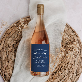 2024 Navy Blauw Wit Script Pet Afstuderen Wijn Etiket