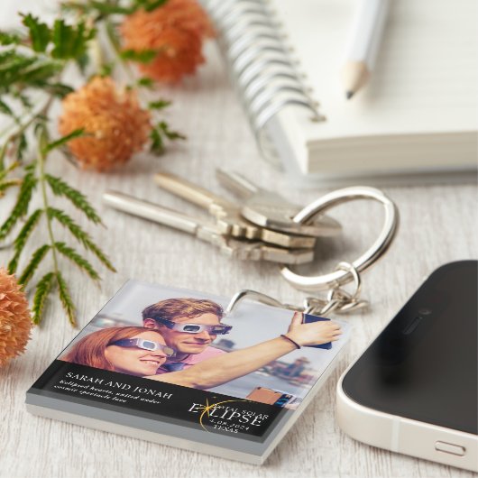 2024 Totale Zonsverduistering Foto Koppels Geschen Sleutelhanger (Voorkant Rechts)