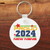 2024 Trotse Nieuwe Nana Sleutelhanger (Voorkant)
