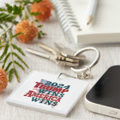 2024 Trump wint - Amerika wint Sleutelhanger (Voorkant Rechts)