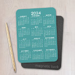 2024 Voljaar Uitzicht Kalender - Basic Blauwgroen  Magneet<br><div class="desc">Een minimale,  basiskalender van 12 maanden met een stevige kleurenachtergrond. Een standaard zoek je kantoor of schoolkluisje.</div>