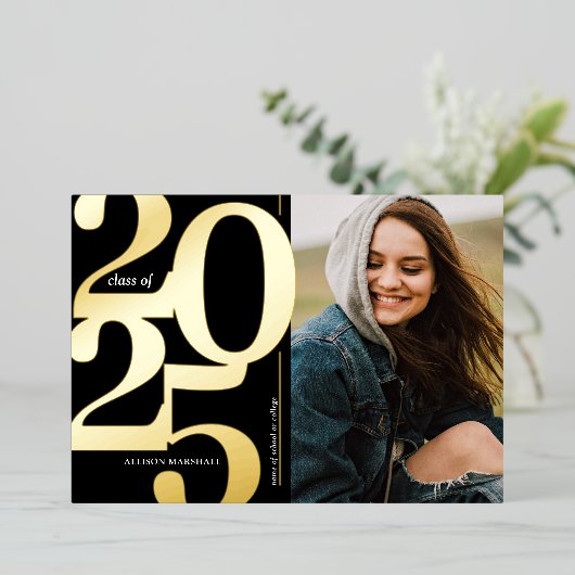 2025 Afstudeerfeest zwart goud Folie Uitnodiging (Staand Voorkant)