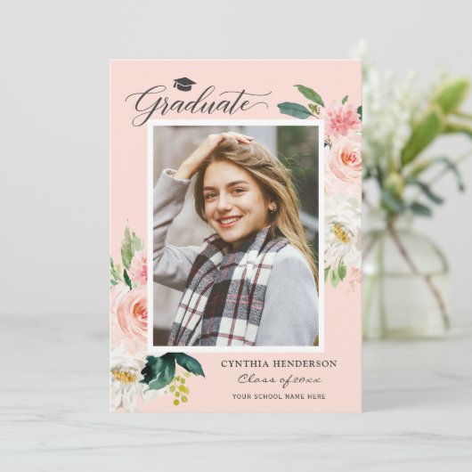 2025 Afstuderen Blush Roze Bloemen Meisje Afstuder Aankondiging (Staand voorkant)