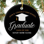 2025 Afstuderen Chic Black Gold Custom High School Keramisch Ornament<br><div class="desc">Dit chique,  zwarte en gouden,  op maat gemaakte kerstversiering met senior afstuderen is voorzien van een elegante witte typografie onder een middelbare school- of universiteitsnaam voor de klas van 2025. Pas je aan met je afstudeerjaar onder de mooie kalligrafie voor een geweldig gepersonaliseerd afstuderen cadeau.</div>