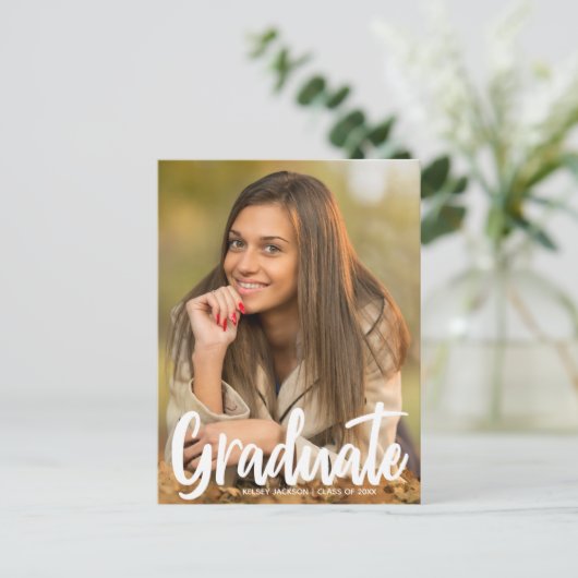 2025 Afstuderen foto Chic Modern Script Overlay Briefkaart (Staand voorkant)