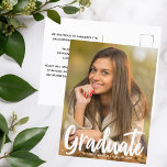 2025 Afstuderen foto Chic Modern Script Overlay Briefkaart<br><div class="desc">Afstuderen is geschreven in wit handgeschreven script over je senior portretfoto maakt een chique, modern afstuderen aankondiging briefkaart. Pas het aan met jouw naam en de middelbare school of universiteitsklasse van 2025 onder de gedurfde typografie en voeg uw persoonlijke gegevens toe op de achterkant van deze elegante tekst overlay-afstuderen briefkaarten....</div>